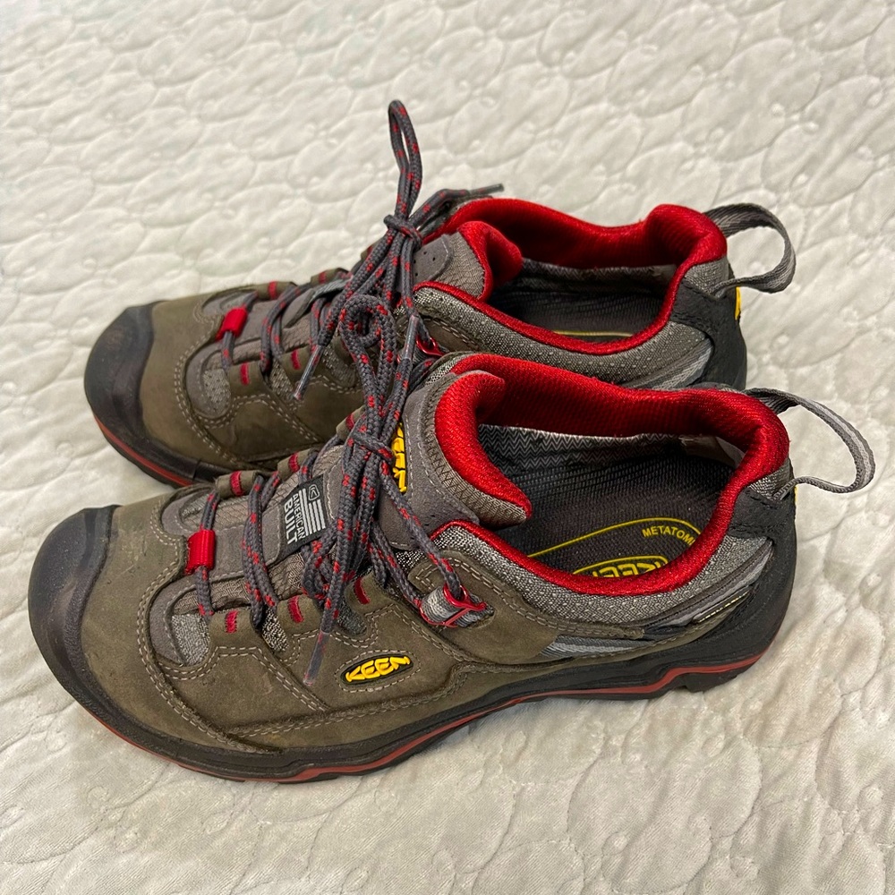 KEEN Womens Durand Low WP Hiking Shoe, Magnet/Red Dahlia, 8 M US